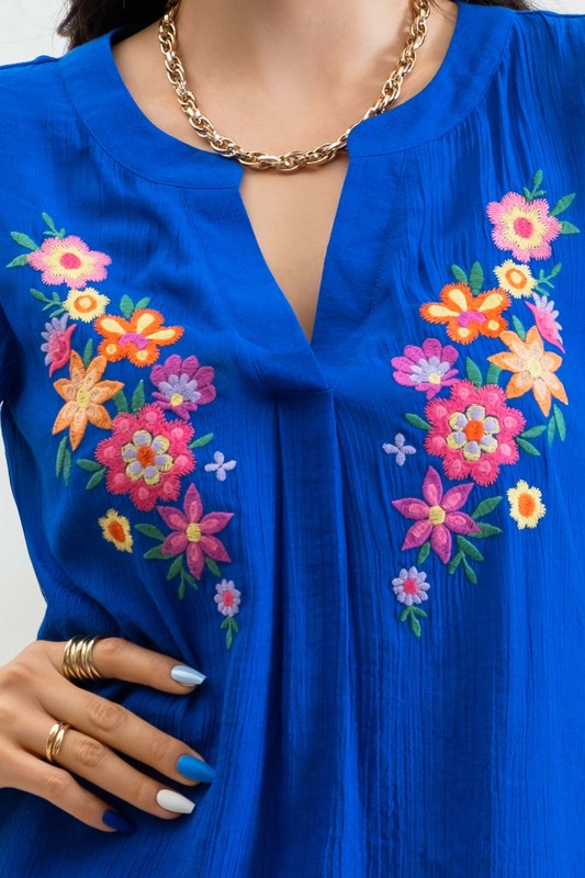 Blusa bordada con manga olán