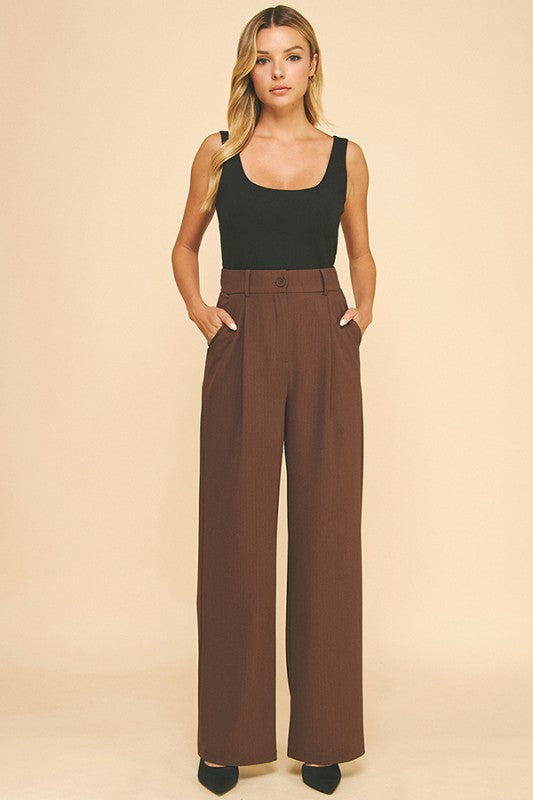 Pantalón con pinzas, chocolate