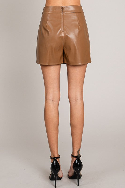 Short Falda, café