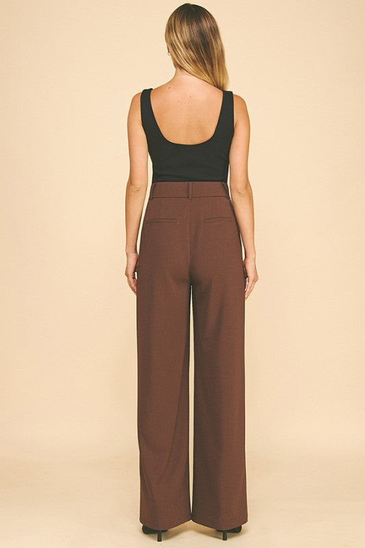 Pantalón con pinzas, chocolate