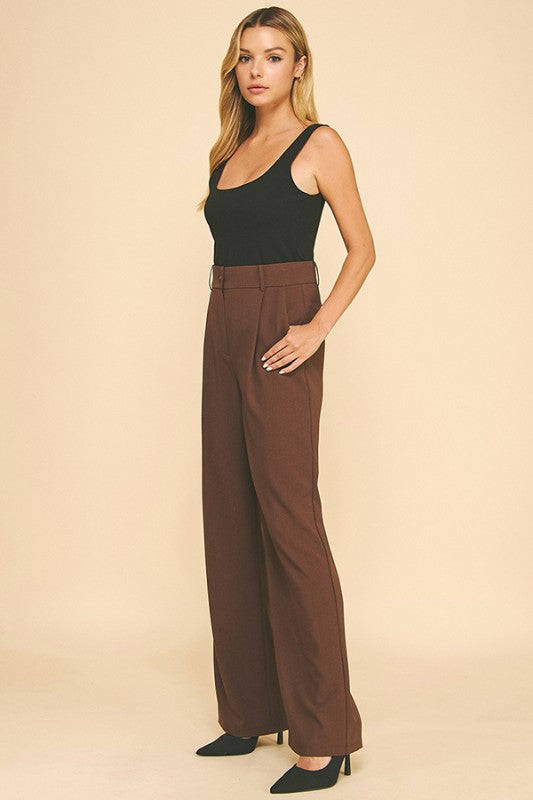 Pantalón con pinzas, chocolate