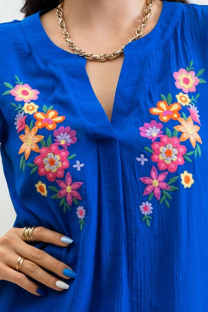 Blusa bordada con manga olán