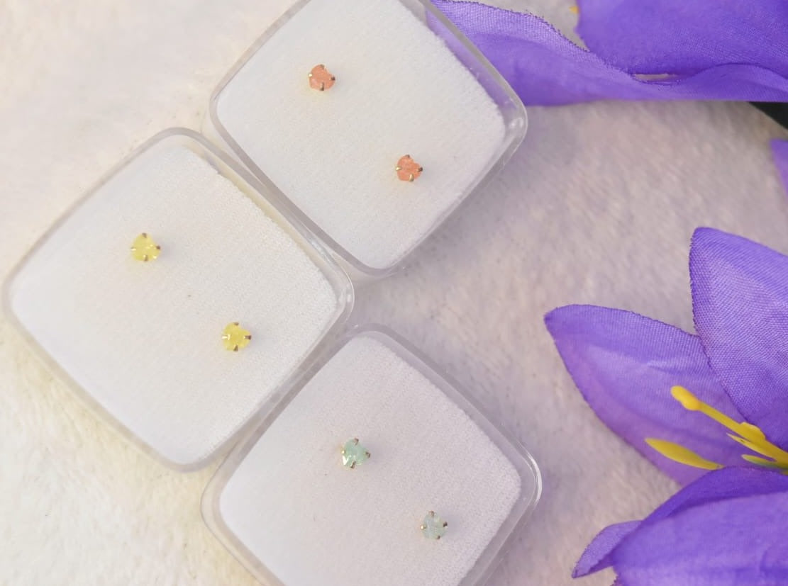 Broquel corazon con piedra color pastel de oro 10k, Luar Boutique MX