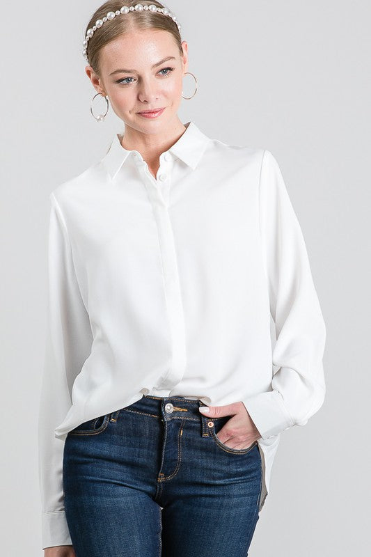 Camisa formal con botón escondido