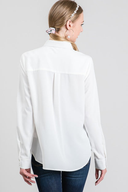 Camisa formal con botón escondido
