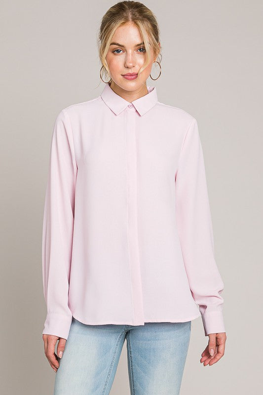 Camisa formal con botón escondido
