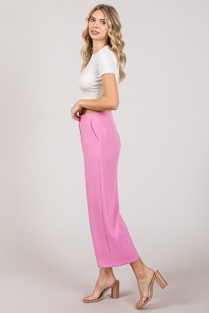 Pantalon corto con cintura alta color rosa chicle.